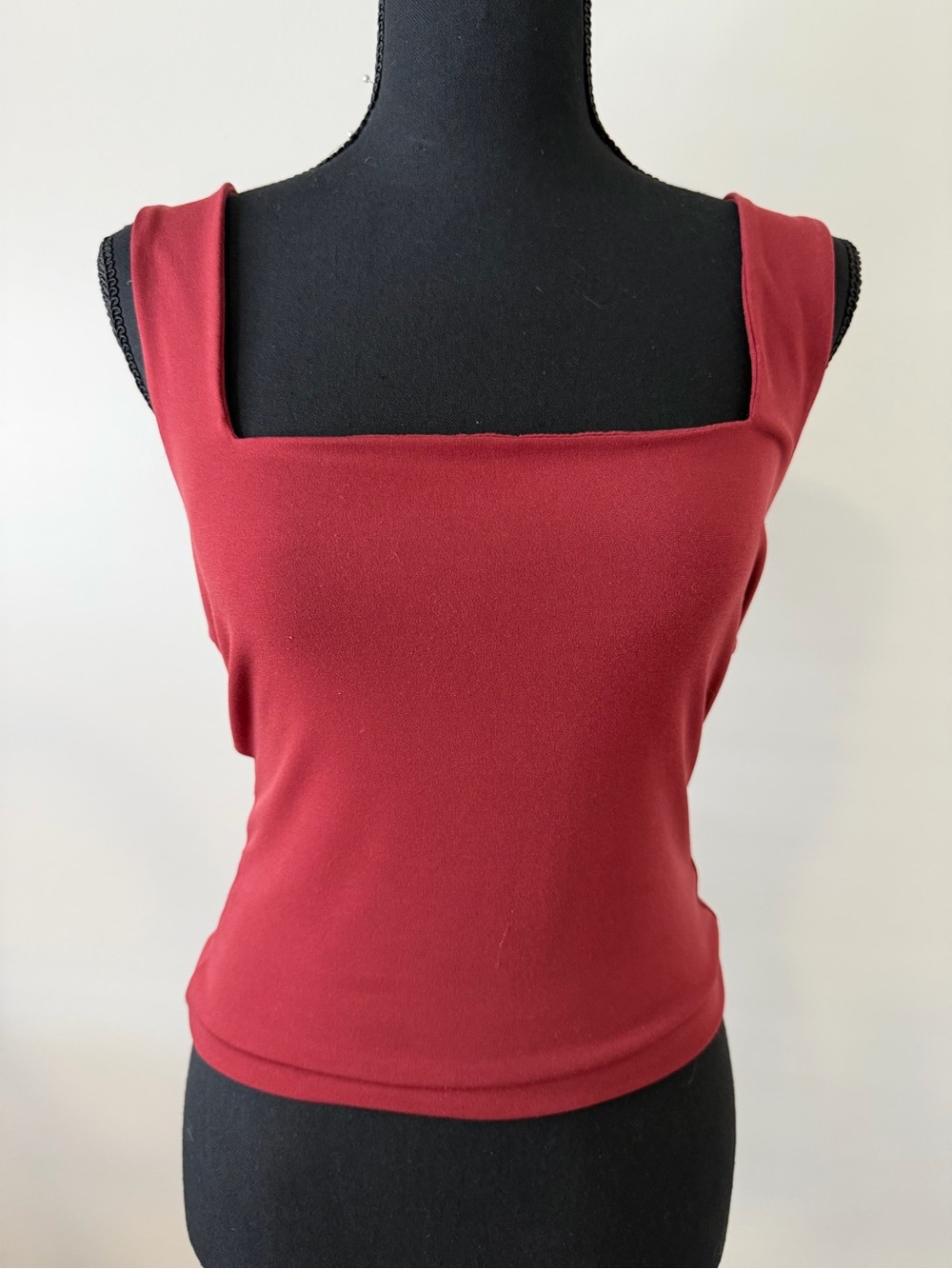Leith size M Women's Square Neck Tank Top in Deep Red